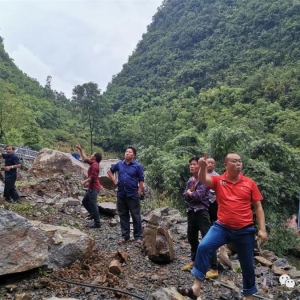 ��������һ��ɽ����������¥��ǽ�����.....