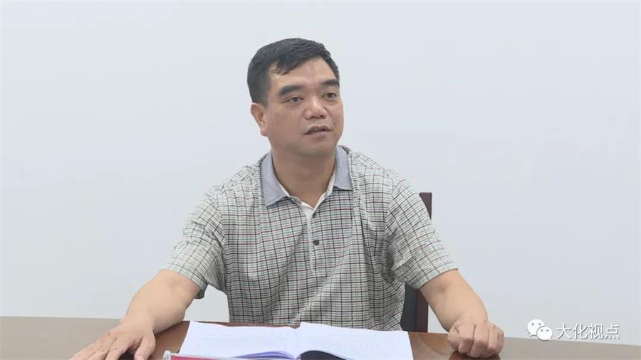 县委常委,县委办主任黄大友,副县长韦华参加调研.