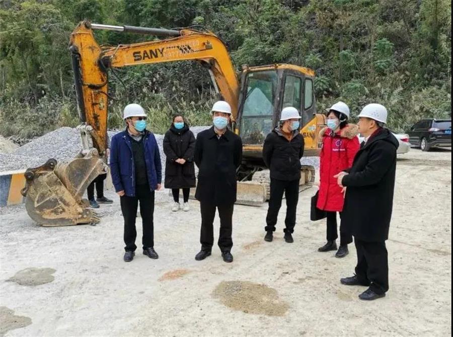 12月29日,大化瑶族自治县委书记,县疫情防控领导小组组长梁宁到大化镇