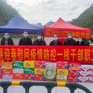 ��������ο�ʴ��������һ�߹�����Ա