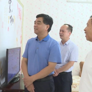 �����ļҰ����쵼��չ����һ��ο�ʻ