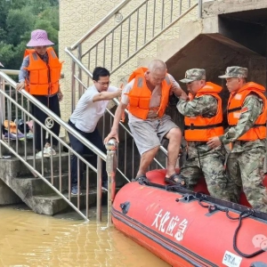 �������ΪȺ�� ίԱ�ж��Ե���