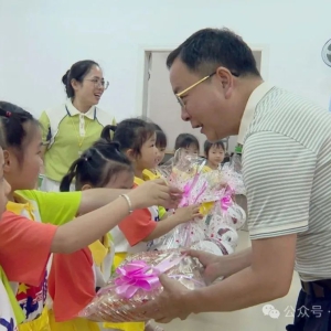 ͯ���� ��ů��ɽ  �����ļҰ����쵼�ָ�У԰��չ����һ��ο�ʻ